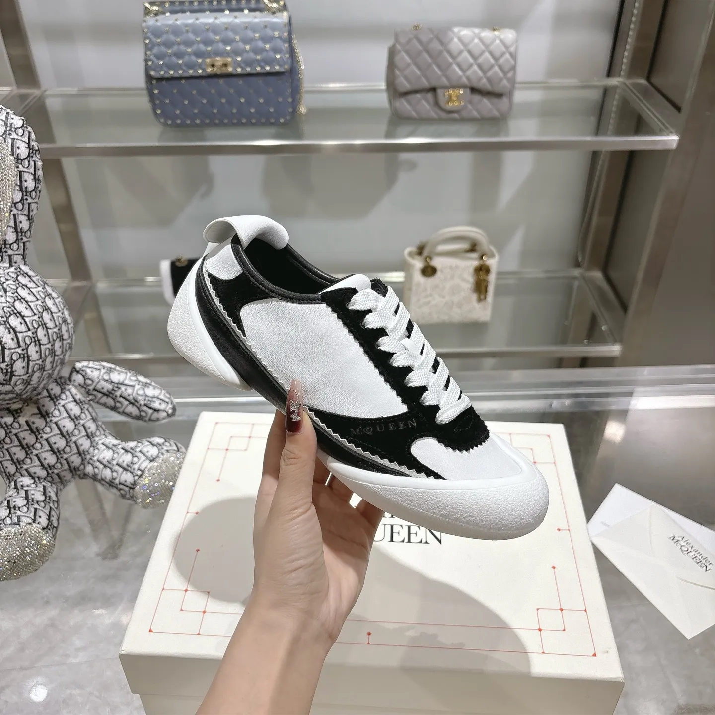 👟👟Ex-factory price 580👟👟 Men's size +10 2025 McQueen's new AIexanderMcQUEEN✅ The original quality has been certified! The original version is reproduced 1:1, and the latest products are available at the latest counters simultaneously. • McQueen logo • Round toe box • Lightweight segmented sole design, made of imported stretch breathable fabric + grained cowhide, soft inner lining and insole, comfortable for walking and not stuffy on the feet. Five colors: black and white • white • apricot • black brown • yellow Fabric: grained cowhide + stretch fabric + cow suede Insole: imported sheepskin Women’s model: 35–40 (40 for women is non-refundable) Men’s model: 40-45 (45 for men is non-refundable) Women’s model: (men’s model +10)